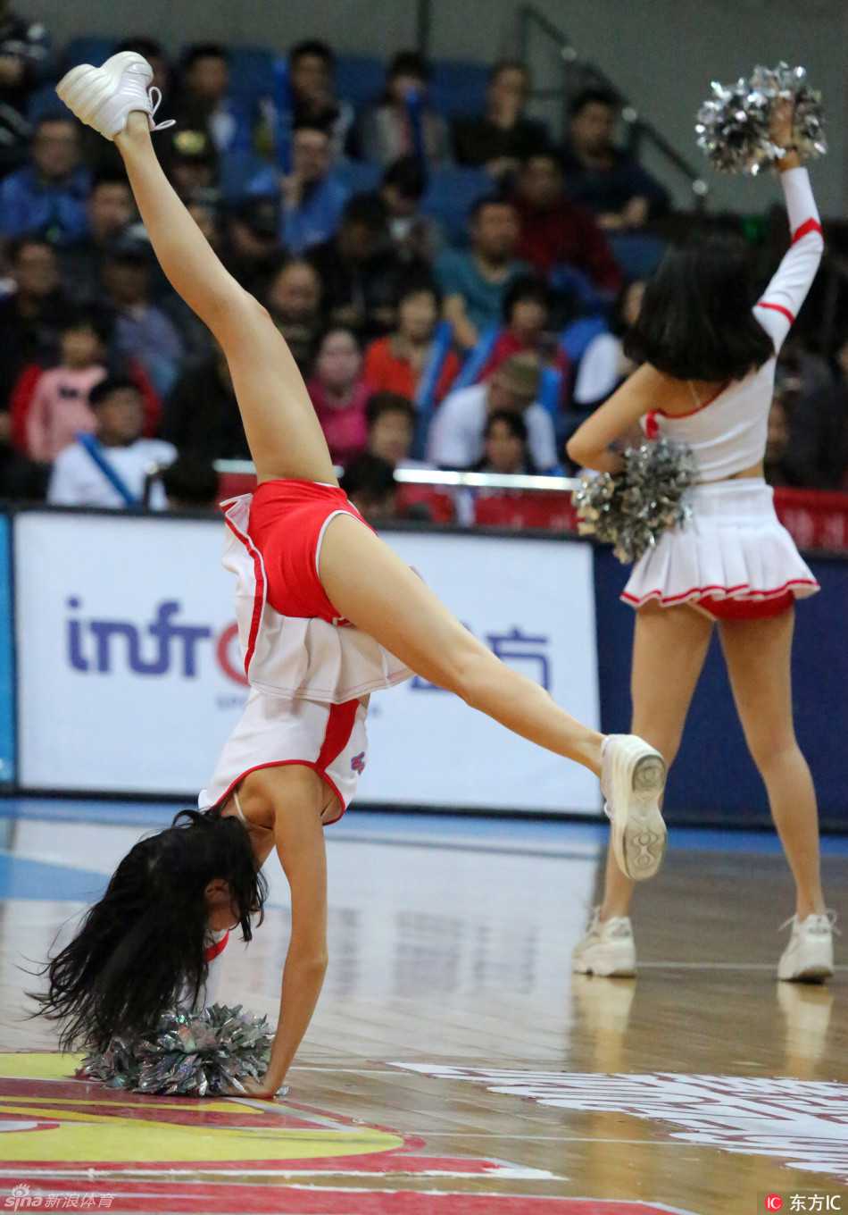 镜头捕捉到一名啦啦宝贝的特写，她手持花球回眸一笑，感染力十足展现青春风采