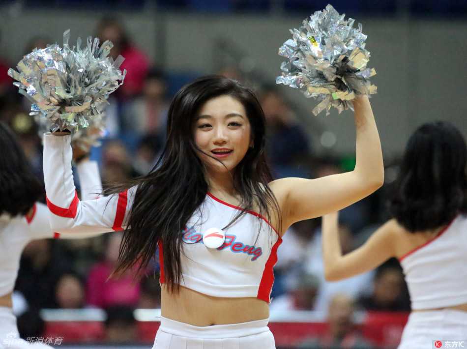 比赛暂停间隙，拉拉队宝贝们迅速占据场地中央，用高难度托举动作引爆全场欢呼