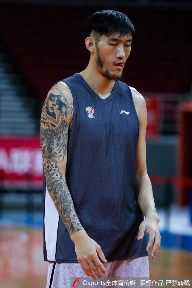 训练间隙，马布里双手撑膝，汗水滴落在地板上，神情专注而坚毅。