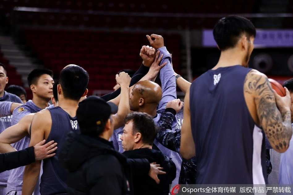 训练结束，马布里独自加练三分球，偌大的球场只剩他投篮的唰唰声。