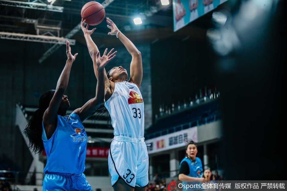 首钢女篮众将赛前围成一圈，彼此击掌鼓劲，眼神中透露出对胜利的无限渴望，橙色的训练服仿佛一团即将在赛场上燃烧的火焰。