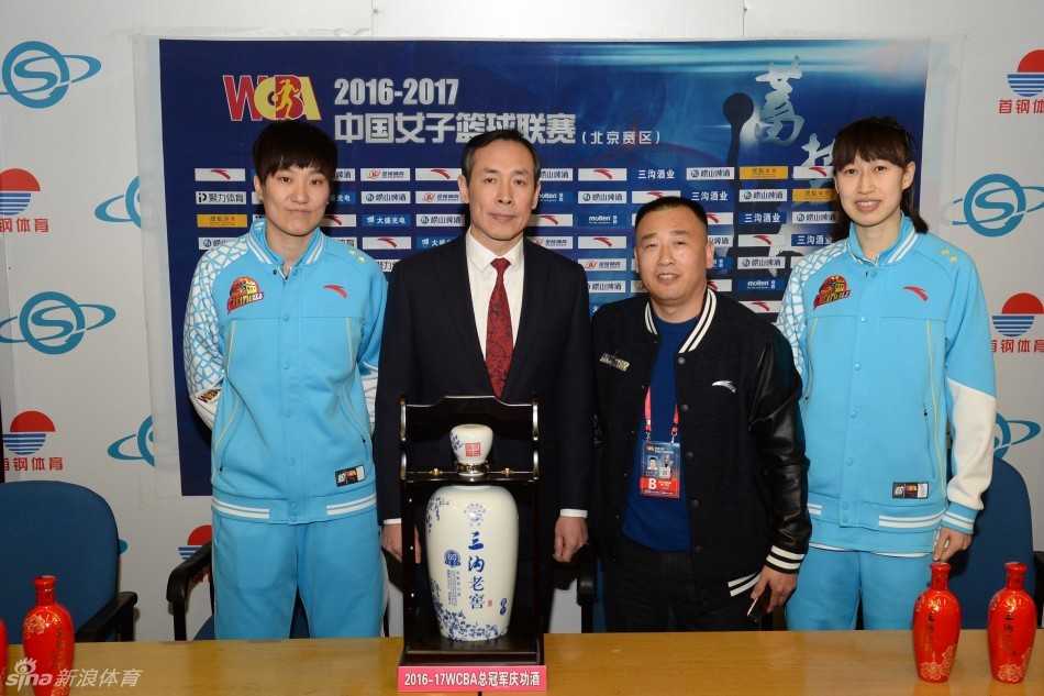 主教练许利民在赛后与爱徒孙晓雨深情拥抱，眼中饱含热泪，这个拥抱里有对弟子付出的感谢，更有对球队艰难卫冕之路所有不易的释放。