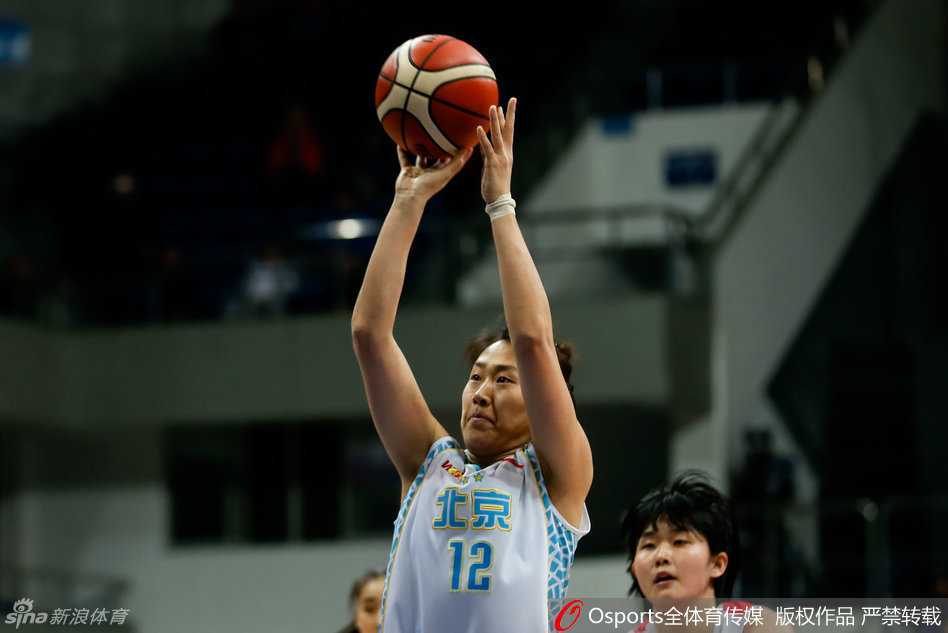 篮协主席姚明亲临首钢体育馆，神情专注地为即将开赛的北京女篮和八一女篮助威。