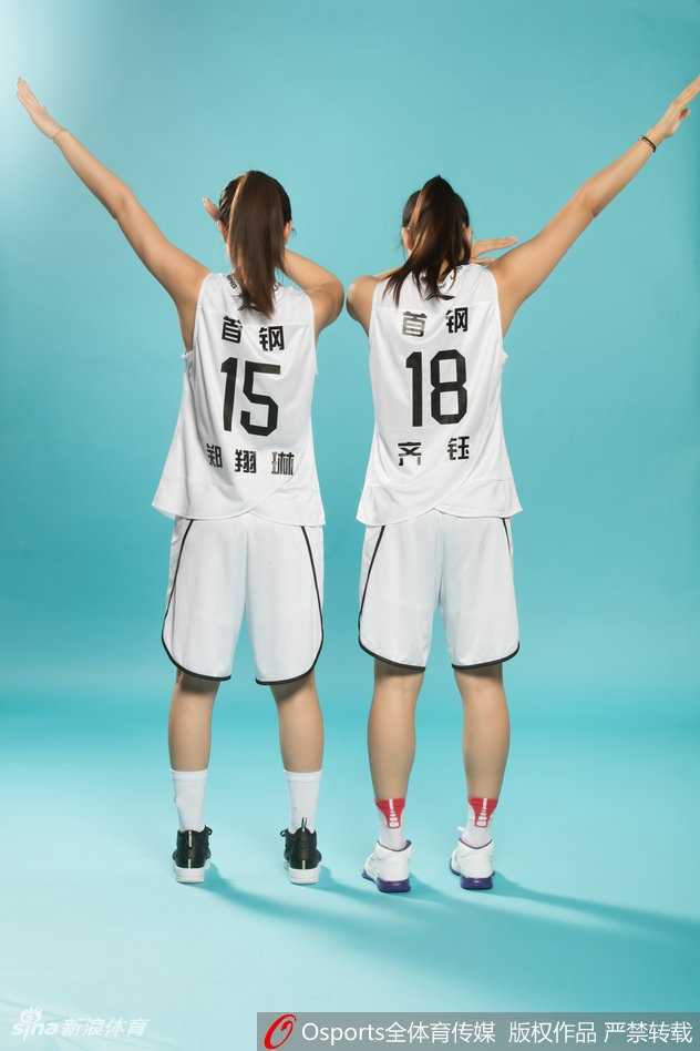 训练间隙，队员们围在一起相互鼓劲，团结的氛围如同她们坚不可摧的防守。