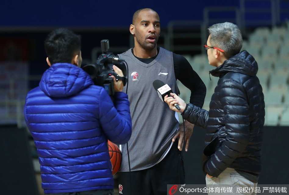 在主教练雅尼斯的手势指挥下，北京队员们进行着紧张的战术跑位练习，杰克逊作为进攻发起点，一次次精准地将球传给切入篮下的队友，默契依旧。