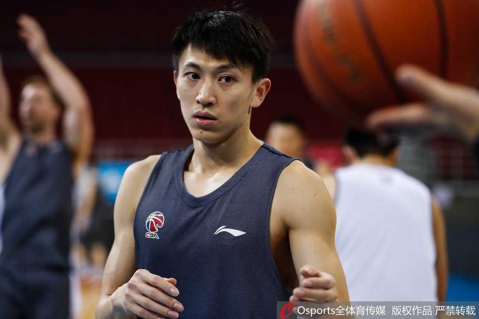 夕阳的余晖洒在空荡荡的看台上，训练接近尾声，方硕加练了最后一组投篮，篮球空心入网的声音格外动听。