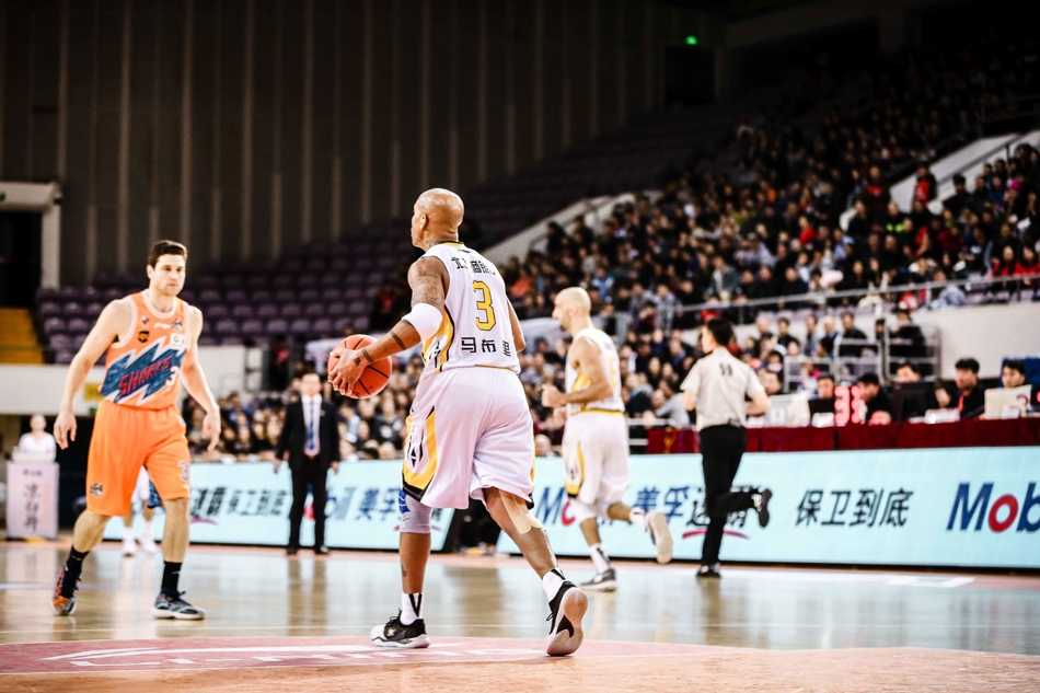 兰多夫在对手内线群中高高跃起，如猛兽般将球砸进篮筐，引爆全场激情