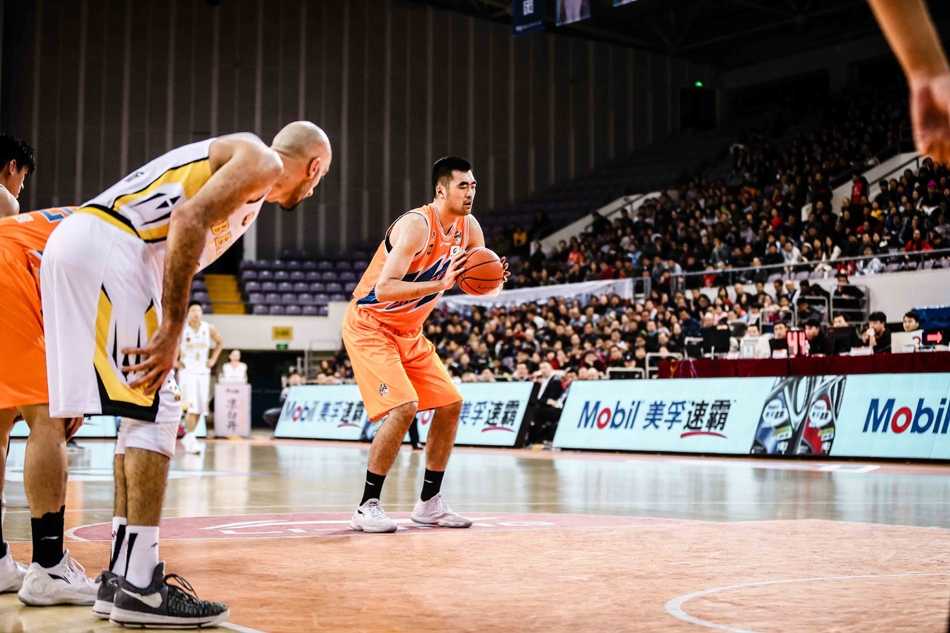 弗雷戴特下半场彻底爆发，迎着防守飚中高难度三分，眼神中燃烧着反扑的火焰