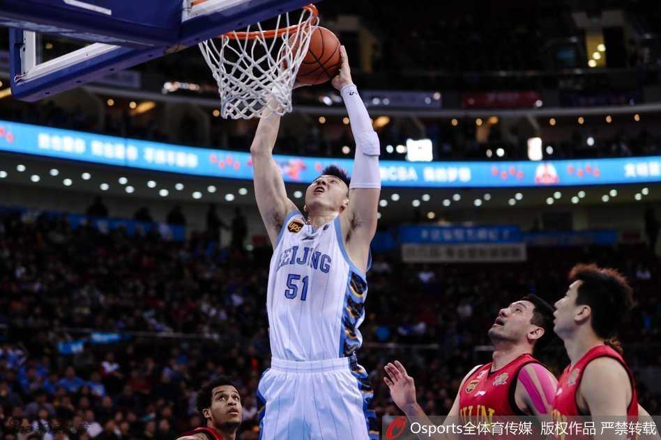 马布里持球突破，沧桑面庞上双眼如炬，那份笃定是球队最坚实的依靠。