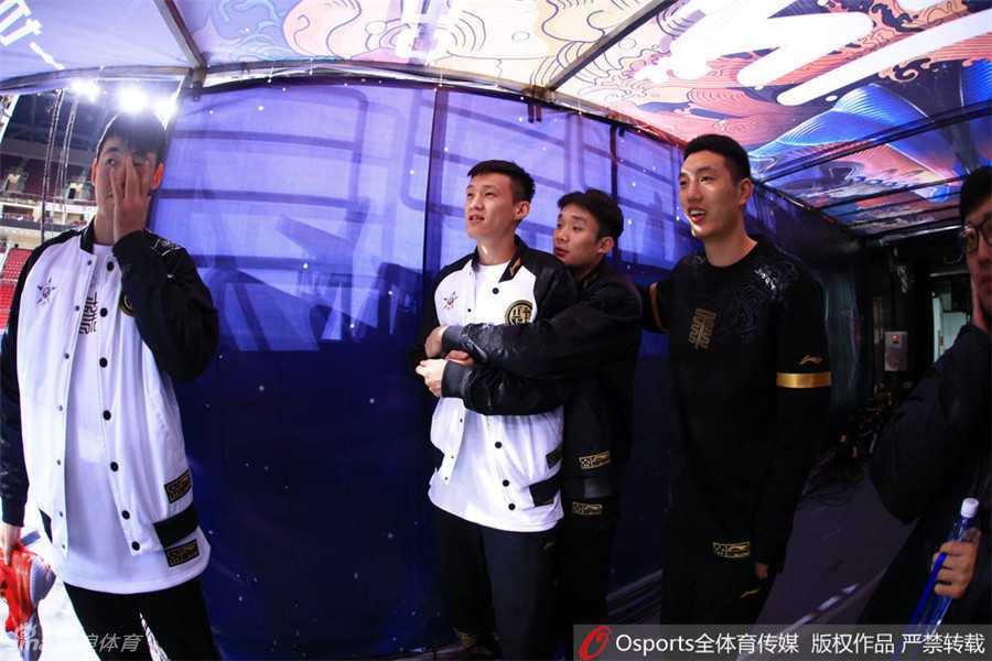 南区明星队球员在舞台灯光下认真排练出场队形，顾全做出标志性的“机关枪扫射”动作，为晚上的正式演出做最后准备。