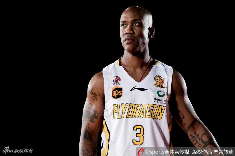 全队上下凝聚一心，写真正式而庄重，记录下这支球队向着京城篮坛王座发起冲击的起点。