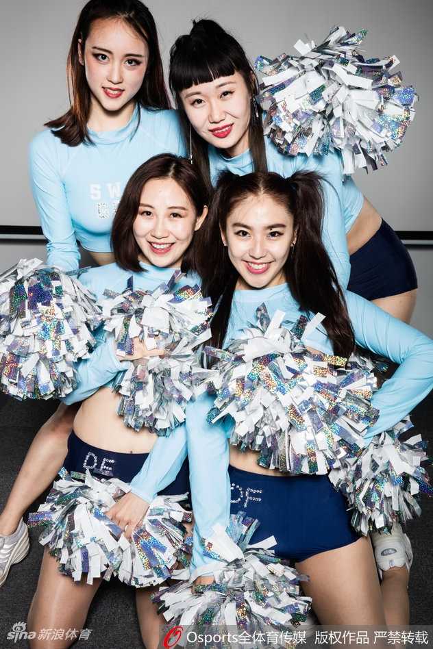 队员侧颜特写，光影交错下睫毛微垂，一滴汗珠滑过脸颊，定格了训练场上最真实动人的美丽瞬间