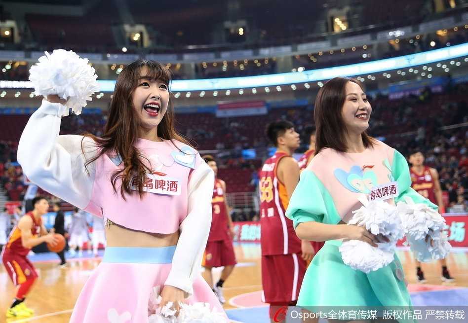 五棵松体育馆内，篮球宝贝们扎着利落的马尾辫，身着红白相间的活力套装，随着动感节拍整齐舞动，她们身后的看台上坐满了等待比赛重启的热情观众。