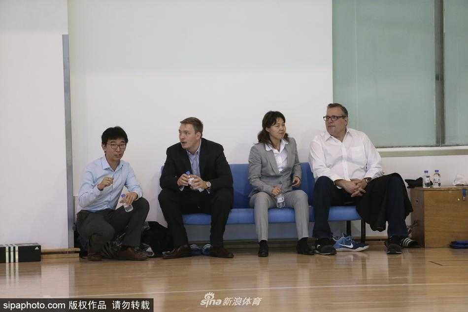 主帅雅尼斯神情专注地在场边指挥，他用手势和呼喊调动着场上的每一名球员，将全新的战术理念植入这支崭新的球队。