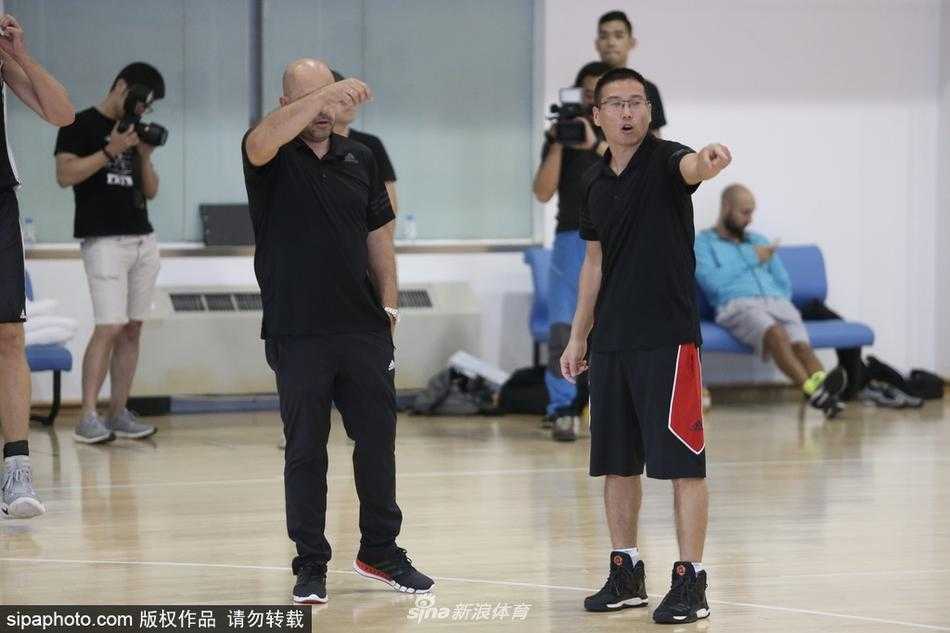 训练场上，新援杰克逊持球面对防守，他运球节奏多变，眼神中透露出洞察全局的冷静，准备随时为队友送出妙传。