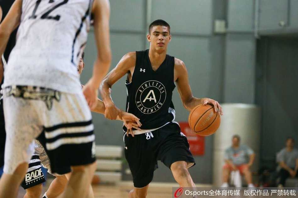 北京四中核心球员齐麟在三人包夹下强行起跳，他眼神坚毅地盯着篮筐，身体在空中形成一张弓，这关键一投承载着全队反超比分的希望。