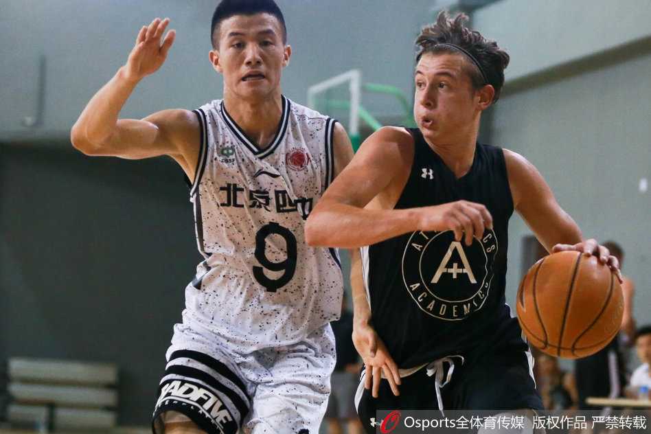 暂停时分，北京四中的教练蹲在球员中间，用战术板画着跑位路线，球员们围成一圈，汗水顺着脸颊滑落，眼神中透露出对胜利的渴望与坚定。