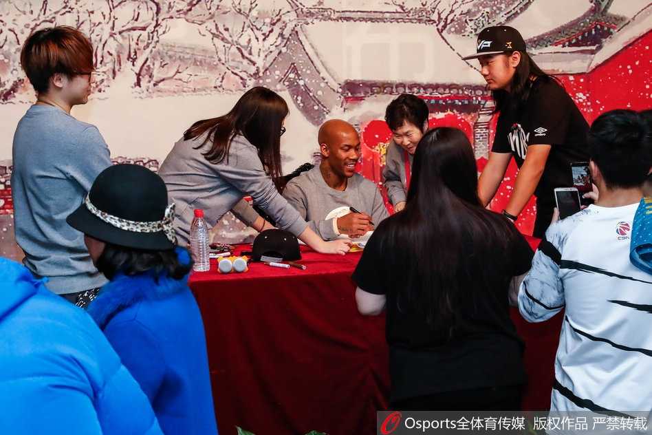 见面会现场气氛热烈，戴着眼镜的小球迷坐在父亲肩头，伸出小手努力触碰台上的马布里，脸上写满了焦急与渴望，身后的球迷们纷纷举起手机，记录下这难忘的追星时刻。