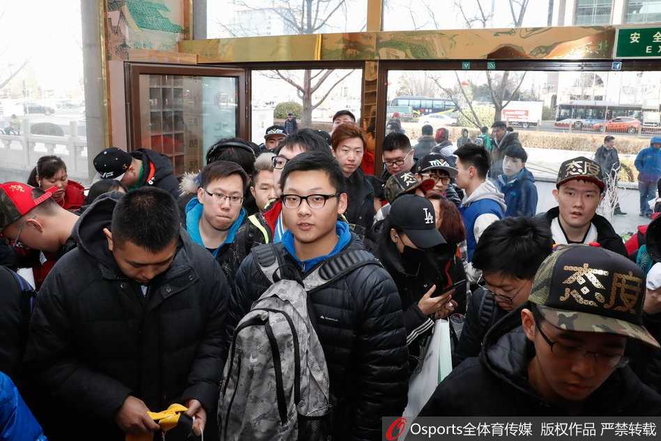 马布里将小男孩温柔地揽在怀中，孩子穿着印有马布里头像的纪念卫衣，手里拿着刚签好名的照片，回头看向镜头，眼神里满是见到偶像后的满足与幸福，老马则用手轻轻扶着孩子，画面充满了父子般的温情。