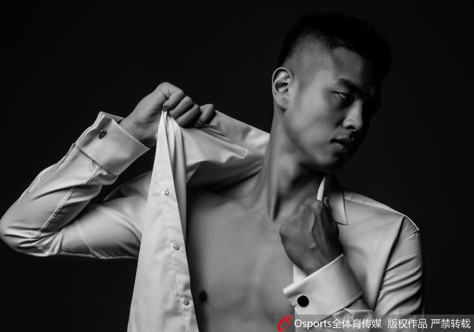 方硕双手抱头，手臂二头肌紧绷鼓起，腹肌排列如巧克力块般整齐，力量感几乎要溢出画面