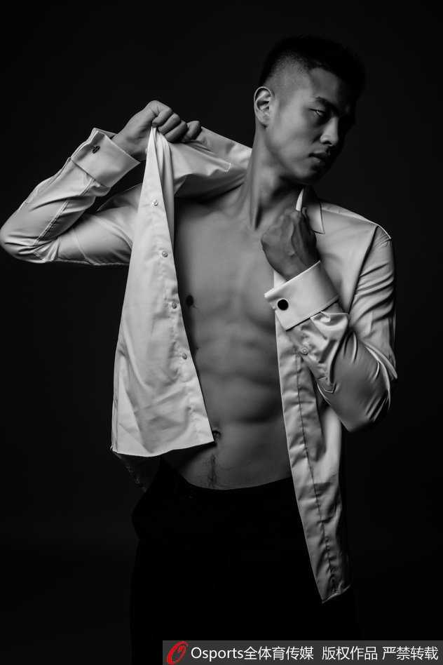 方硕侧身回眸，肩背肌肉线条流畅而结实，隆起的斜方肌与三角肌勾勒出强悍的上肢轮廓