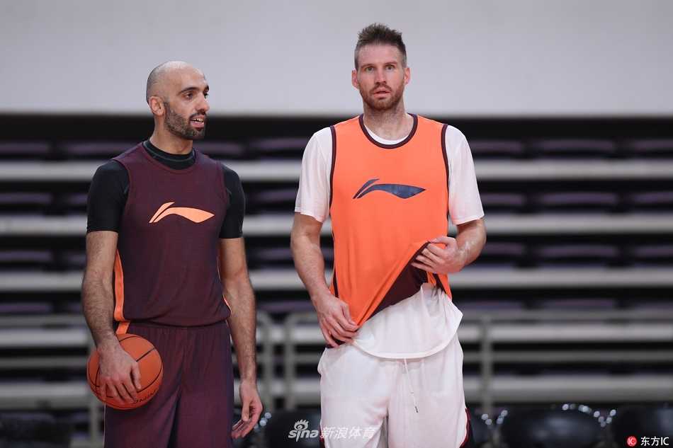 主帅丁伟手舞足蹈亲自上阵示范，为队员拆解战术跑位细节