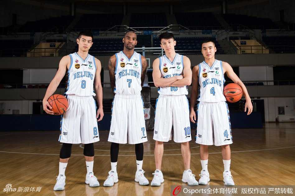 方硕持球凝视前方，神情专注，作为北京篮球亲手培养的明星后卫，他时刻准备在关键时刻一剑封喉。