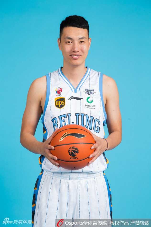 外援杰克逊与汉密尔顿并肩微笑，眼神中透着默契与自信，这对全新的内外线组合承载着球队的战术希望。