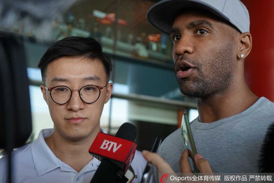 汉密尔顿和杰克逊在训练结束后并肩走向更衣室，两人的背影在空旷的球馆灯光下拉长，地板上映出他们坚定的轮廓，象征着新赛季的希望。