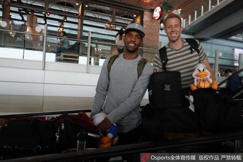 杰克逊在训练间隙独自加练投篮，汗水湿透了背心，他目光如炬地盯着篮筐，仿佛在思考着如何破解CBA的防守密码。