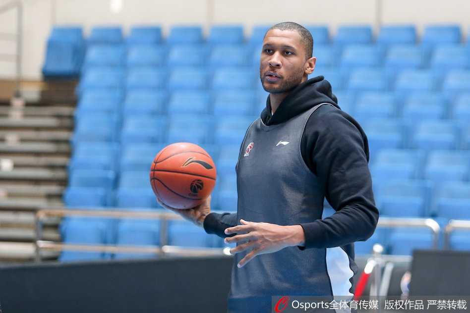 训练间隙，汗水顺着翟晓川坚毅的脸颊滑落，他紧抿嘴唇，正在进行运球后的急停跳投，每一个细节都力求完美