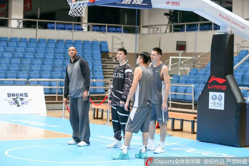 助理教练正手把手地为年轻队员纠正投篮手型，篮球运动的薪火相传在这一刻显得格外温暖而具体