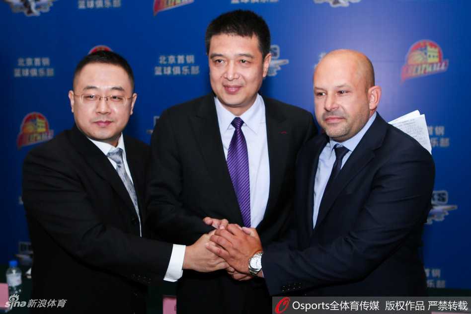 闵鹿蕾与雅尼斯在发布会现场亲切交流，两人神情专注，仿佛正在探讨球队未来的建设方向，气氛融洽而专业。