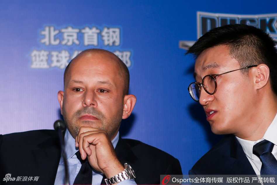 雅尼斯在发言时激情澎湃，肢体语言丰富，仿佛已经将他的战术蓝图描绘在赛场上，身旁的翻译郭维盛则专注倾听。