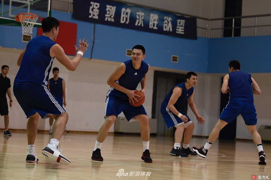 退居幕后的闵鹿蕾身穿白色T恤，双手背在身后，神态平静地站在场边观战，虽然不再临场指挥，但他的目光依旧紧紧跟随着弟子们的一举一动，传递着无声的支持。