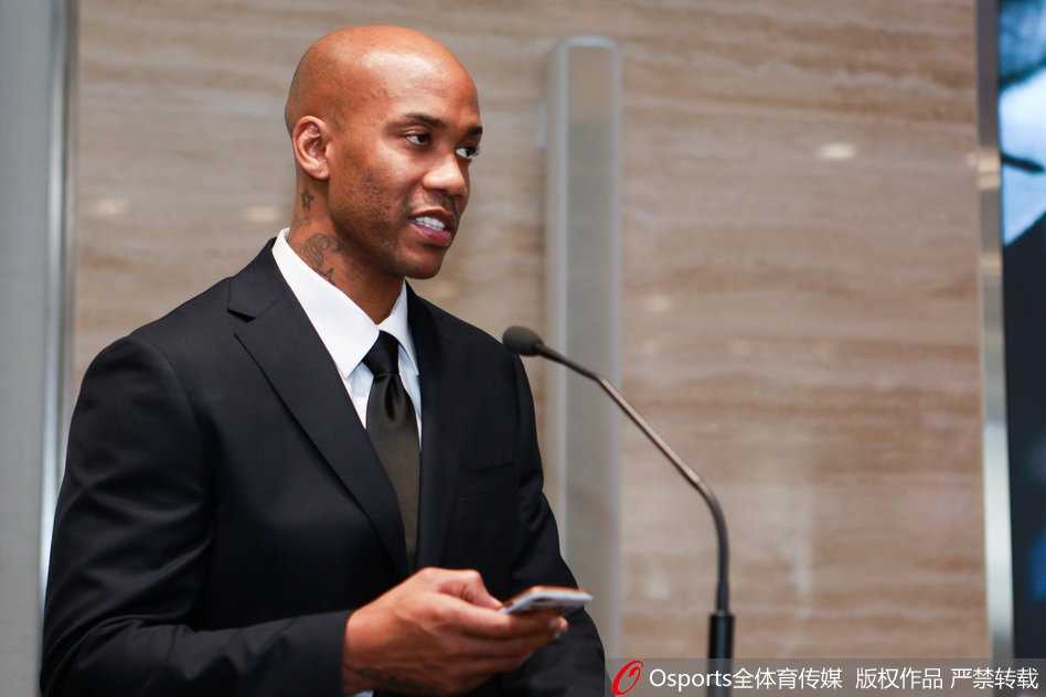 仪式最后，全队将手紧紧叠在一起，齐声高呼“突破”口号，这一刻的团结与士气，预示着新赛季的北控男篮将为了同一个梦想拼尽全力。