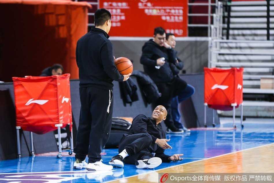 队魂马布里在训练场上轻松拉拽韧带，眼角眉梢带着笑意，仿佛在说这方场地承载着他最后的篮球热爱。