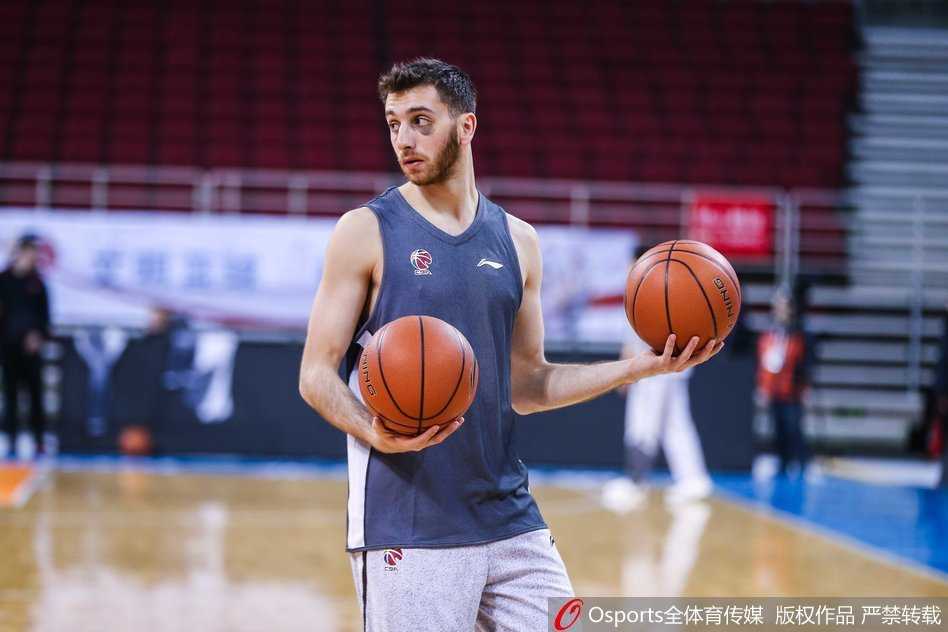 全队围拢在一起听教练部署战术，马布里双手撑膝微微前倾，即便在放松肌肉的时刻，他的思绪也从未离开过这场生死战。