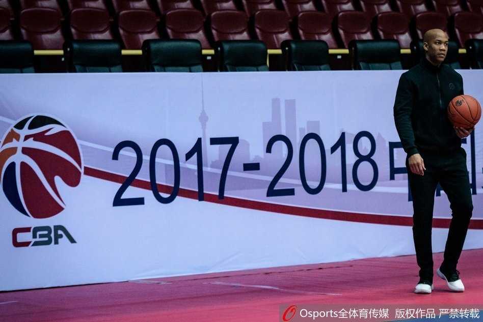 训练场上马布里正持球准备突破，他的眼神专注而犀利，面对防守球员肌肉紧绷，仿佛在告诉人们即使四十岁依然拥有撕开防线的决心与能力。