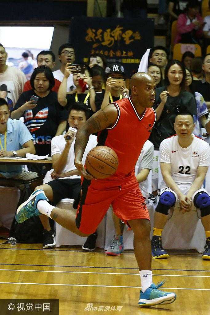 何冰与马布里在发布会现场相谈甚欢，何冰举手投足间尽显老戏骨的从容幽默，马布里则侧耳倾听神情专注，两人仿佛将片场亦师亦友的默契带到了台前