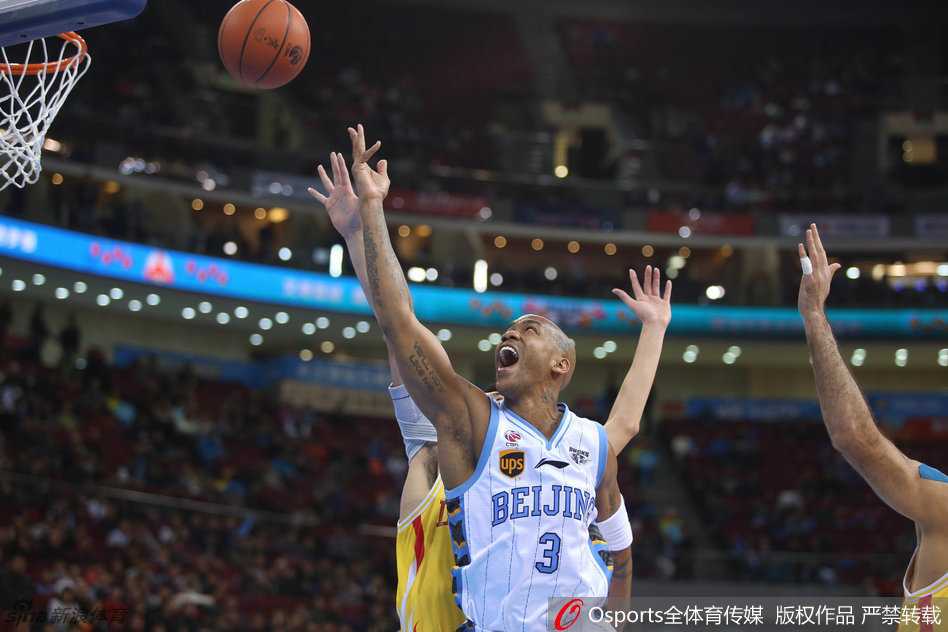 马布里在场边大声指挥战术,举手投足间尽显球队领袖的风范与气场