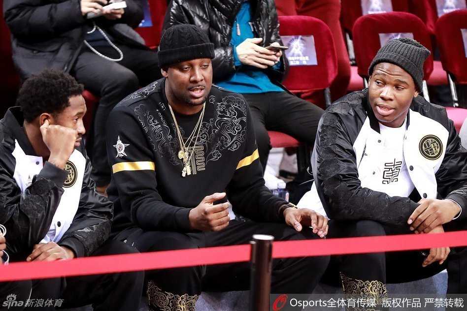 郭艾伦戴着个性口罩出现在公众视野，尽管遮住了大半张脸，但眉眼间藏不住的笑意和搞怪气质，依然是全明星周末里最受关注的焦点。