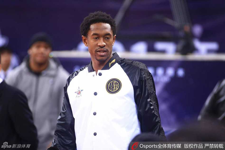 姚明双手插兜，面带微笑地站在场边，在他身旁，一众中国篮球的名宿和现役大咖们齐聚，共同构成了场边一道最亮丽的风景线，见证着新星的诞生。