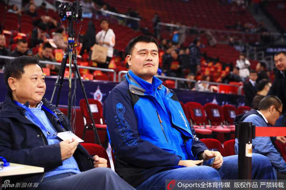 “寂寞大神”弗雷戴特穿着休闲卫衣现身看台，这位三分神射手的场外观战，似乎也在暗中观察着对手，为即将到来的三分大赛积蓄着能量。