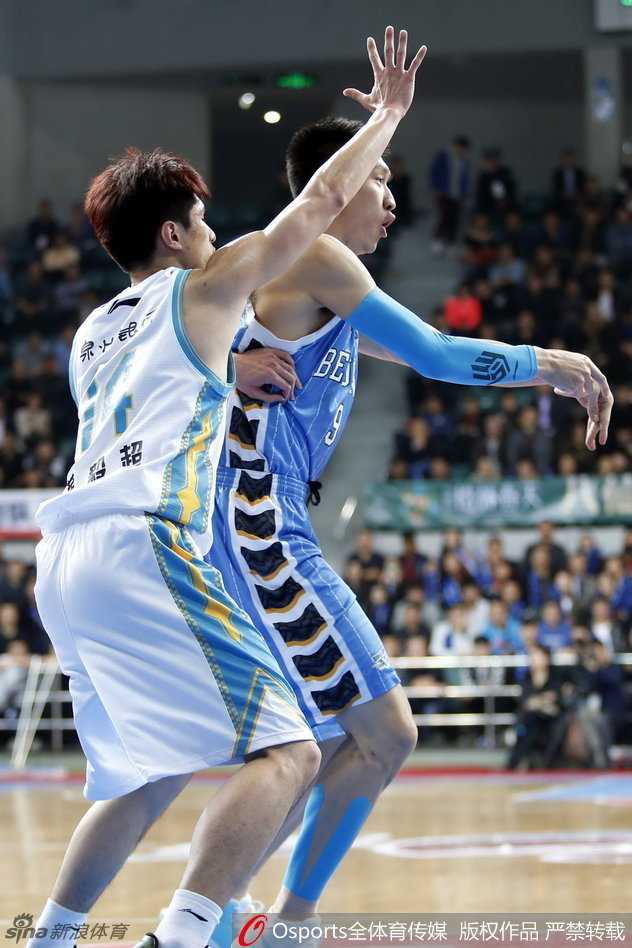 孙悦在三分线外张手瞄准，蓄势待发，面前空无一人，这一刻时间仿佛静止，只待篮球划破长空。