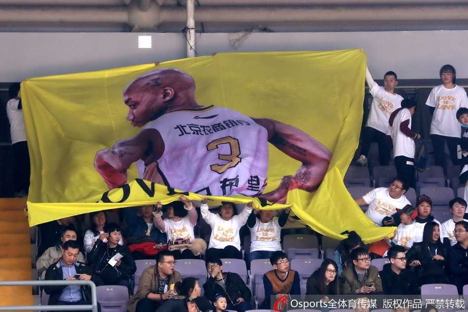 在北京北控队的主场奥体中心，一面巨大的马布里海报在看台上铺展开来，这片专属看台的球迷们统一身着白色助威T恤，仿佛在用这片白色的海洋向他们的英雄致敬，宣告这里是属于马布里的新领地。