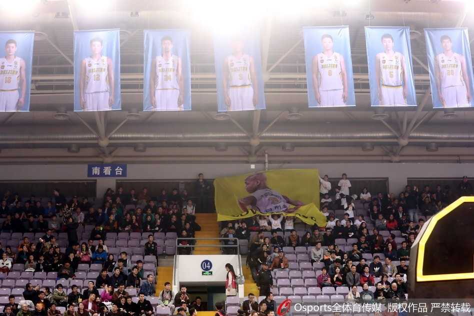 看台上，一位年轻的男球迷高高举起一块精心制作的灯牌，上面闪烁着马布里的名字，他的眼神充满期待，正等待着场上那个身披3号战袍的传奇后卫发起致命一击。