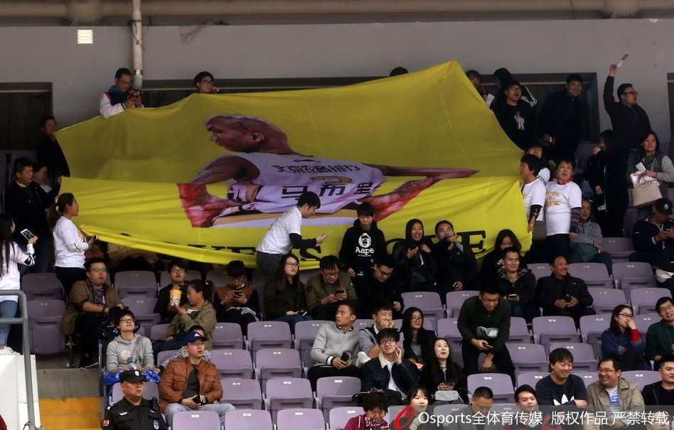 中场休息时分，几位忠实的北京球迷在看台上展开一面巨大的马布里头像旗帜，他们神情庄重，仿佛在进行一场特殊的仪式，以此表达对这位从首钢转投北控的北京城市英雄不变的支持与热爱。