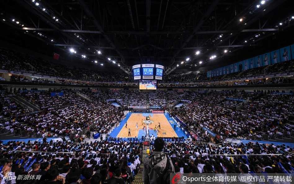 获胜后，北京首钢球员们紧紧围成一圈，他们挥臂怒吼，脸上洋溢着胜利后的狂喜，汗水在灯光下闪耀，团队篮球的激情感染全场。