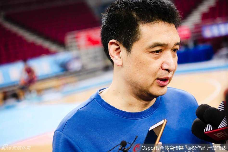 因伤缺阵的莫里斯与救火队友杰瑞特在场边交流。莫里斯用开怀大笑鼓励着年轻的杰瑞特，希望他能尽快融入球队体系。这一刻，外援之间的传承与信任，成为了备战中温暖的注脚。